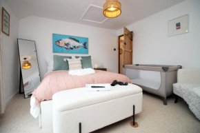 Fishermans Cottage in the Heart of the Mumbles,Dog Friendly, Sleeps 4, Log Burner & Welcome Breakfast Hamper Included